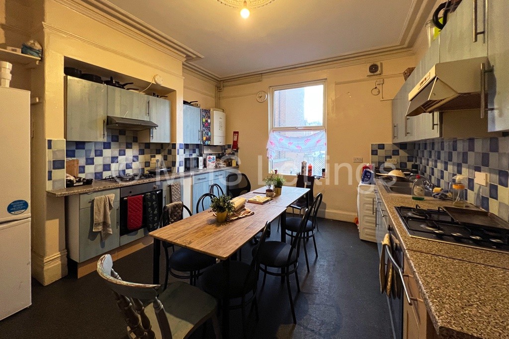 Photo of 7 Bedroom Mid Terraced House in 32 Kensington Terrace, Leeds, LS6 1BE