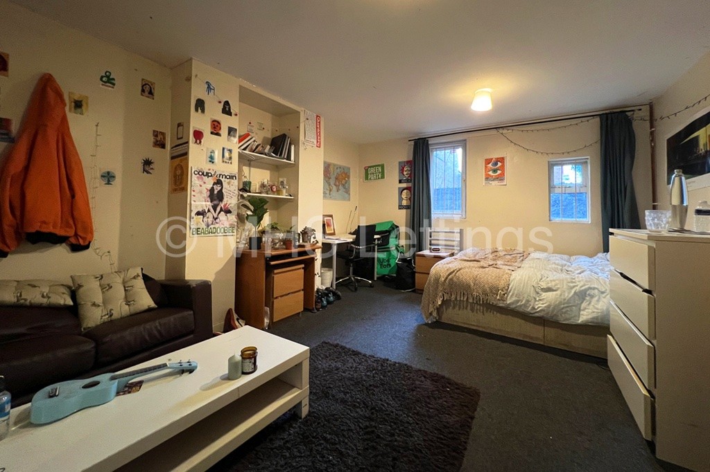 Photo of 7 Bedroom Mid Terraced House in 32 Kensington Terrace, Leeds, LS6 1BE