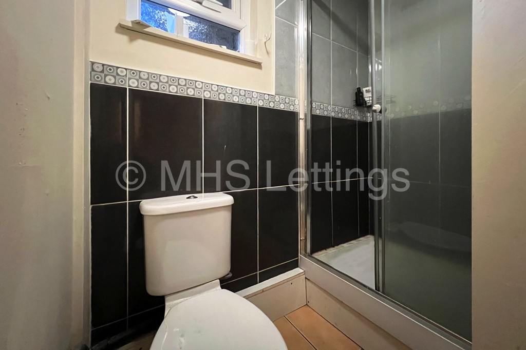 Photo of 7 Bedroom Mid Terraced House in 32 Kensington Terrace, Leeds, LS6 1BE