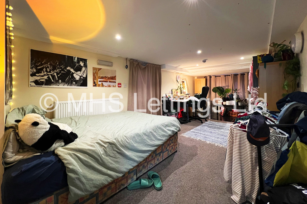 Photo of 9 Bedroom Mid Terraced House in 197 Hyde Park Road, Leeds, LS6 1AH