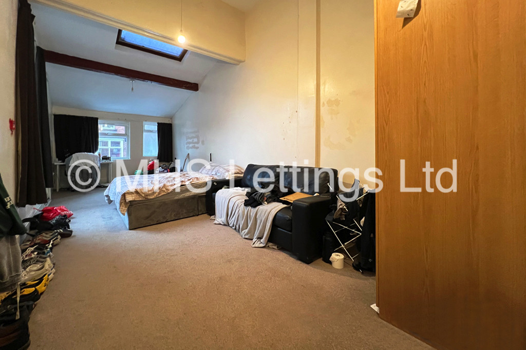 Photo of 9 Bedroom Mid Terraced House in 197 Hyde Park Road, Leeds, LS6 1AH
