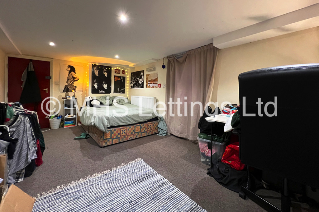 Photo of 9 Bedroom Mid Terraced House in 197 Hyde Park Road, Leeds, LS6 1AH