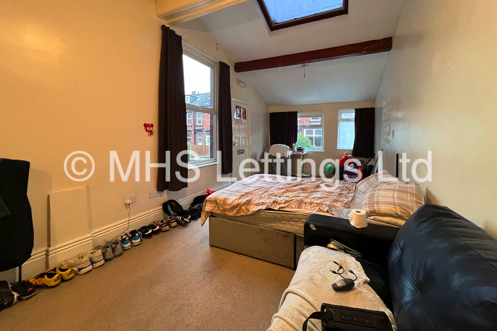 Photo of 9 Bedroom Mid Terraced House in 197 Hyde Park Road, Leeds, LS6 1AH