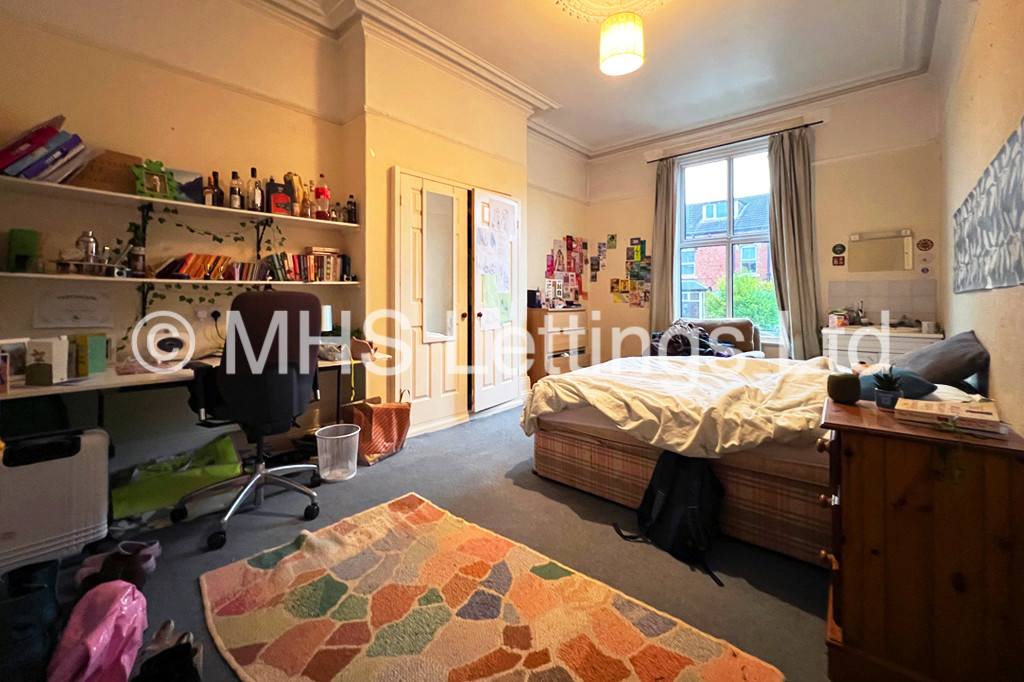 Photo of 9 Bedroom Mid Terraced House in 197 Hyde Park Road, Leeds, LS6 1AH