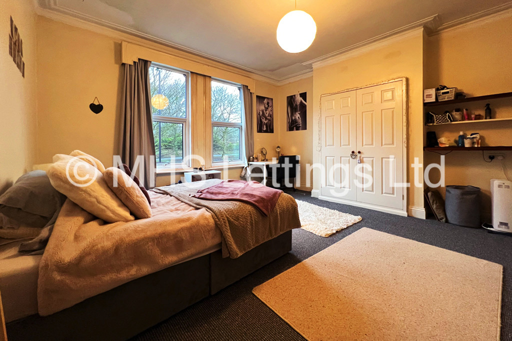 Photo of 9 Bedroom Mid Terraced House in 197 Hyde Park Road, Leeds, LS6 1AH