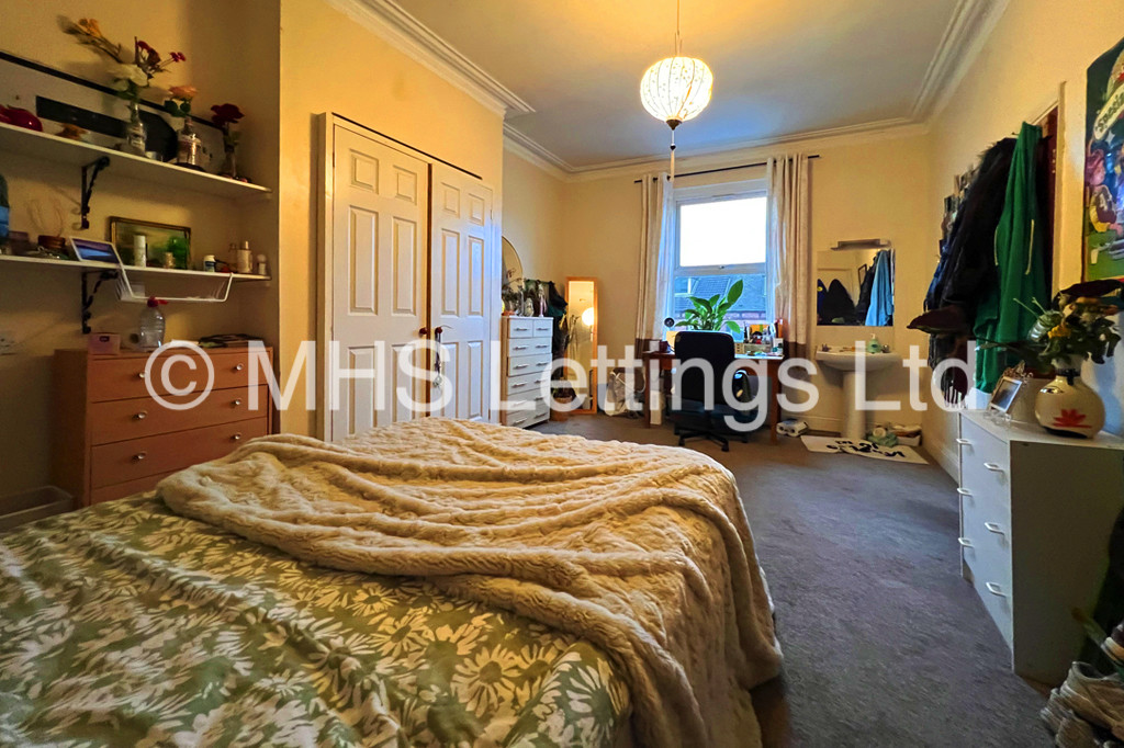 Photo of 9 Bedroom Mid Terraced House in 197 Hyde Park Road, Leeds, LS6 1AH