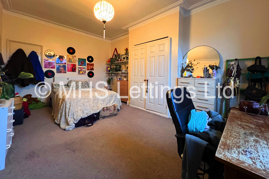 Photo of 9 Bedroom Mid Terraced House in 197 Hyde Park Road, Leeds, LS6 1AH