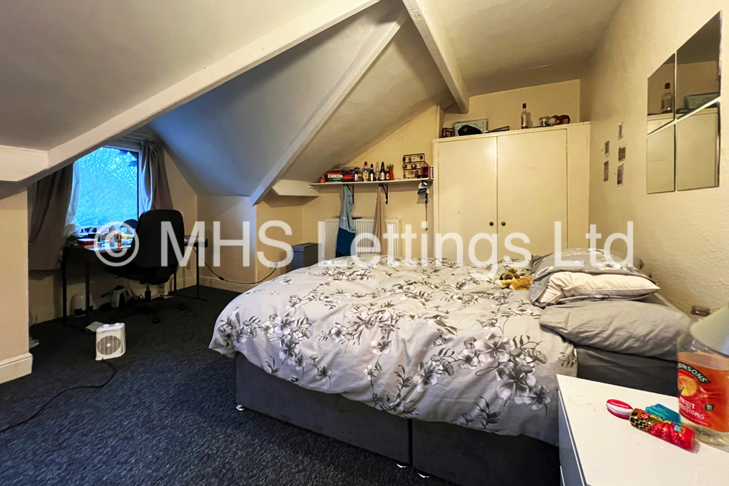 Photo of 9 Bedroom Mid Terraced House in 197 Hyde Park Road, Leeds, LS6 1AH