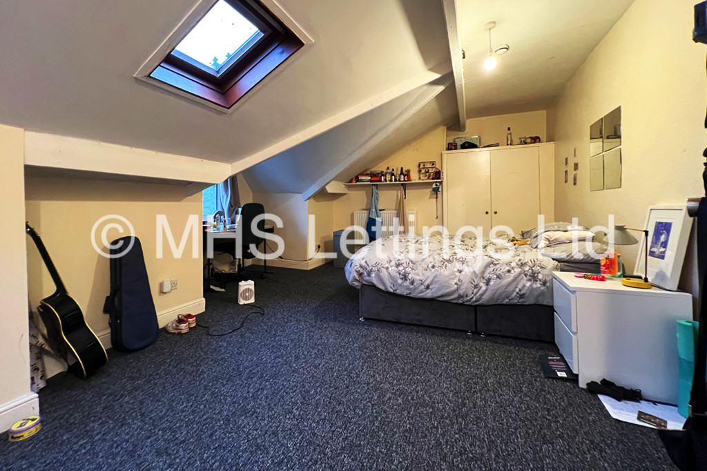 Photo of 9 Bedroom Mid Terraced House in 197 Hyde Park Road, Leeds, LS6 1AH