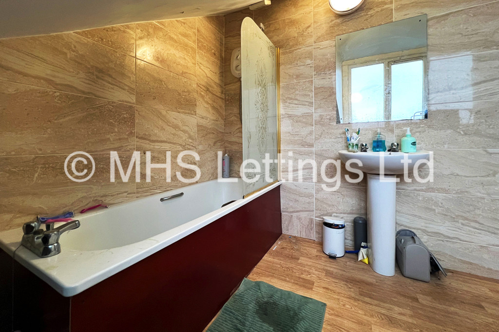 Photo of 9 Bedroom Mid Terraced House in 197 Hyde Park Road, Leeds, LS6 1AH
