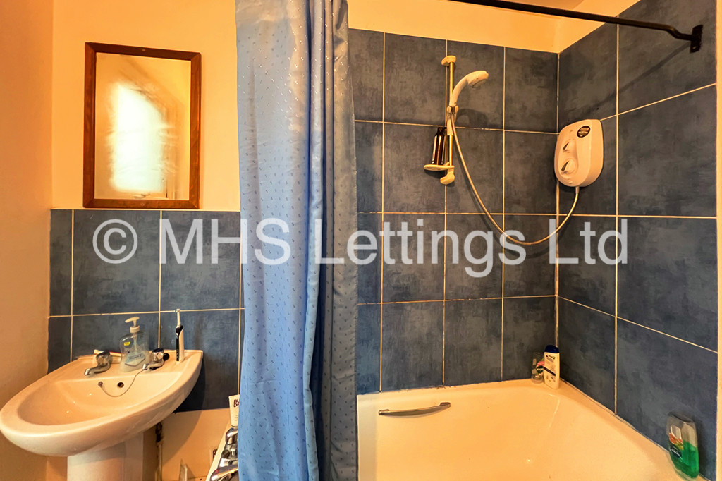Photo of 9 Bedroom Mid Terraced House in 197 Hyde Park Road, Leeds, LS6 1AH