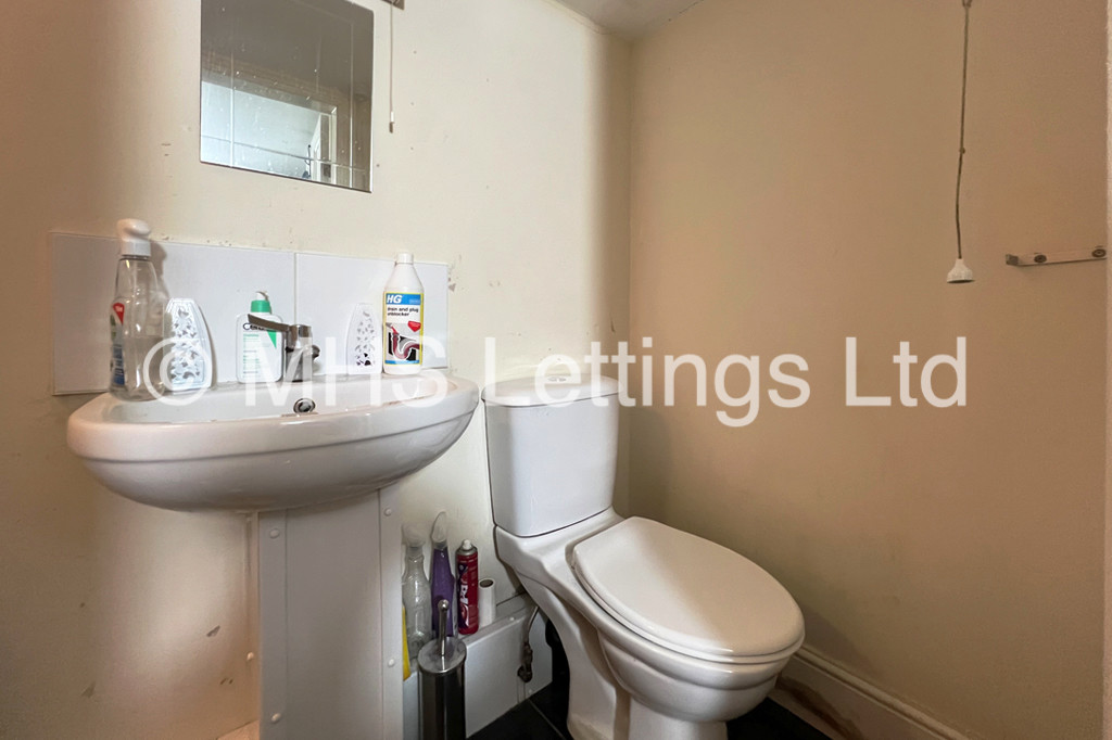Photo of 9 Bedroom Mid Terraced House in 197 Hyde Park Road, Leeds, LS6 1AH