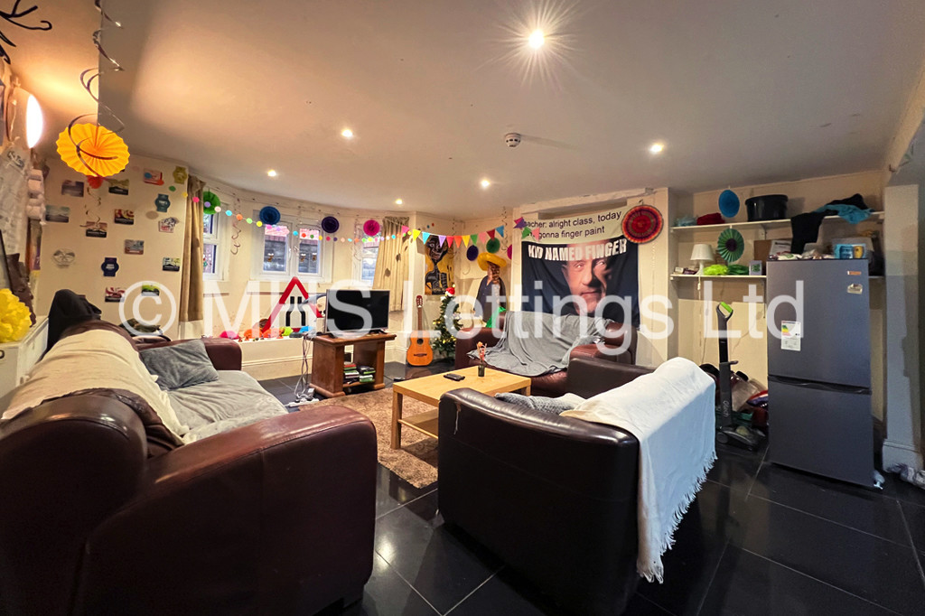 Photo of 9 Bedroom Mid Terraced House in 197 Hyde Park Road, Leeds, LS6 1AH