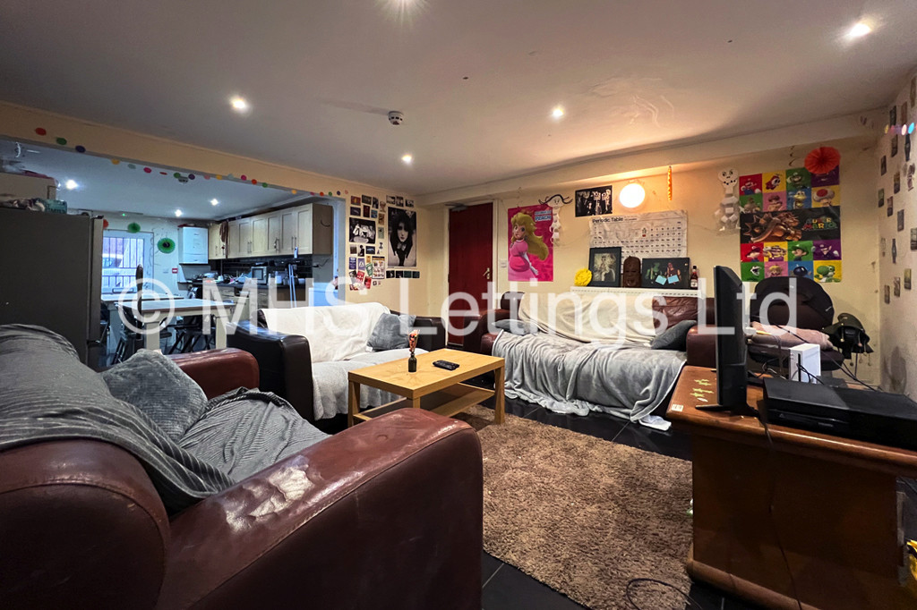 Photo of 9 Bedroom Mid Terraced House in 197 Hyde Park Road, Leeds, LS6 1AH