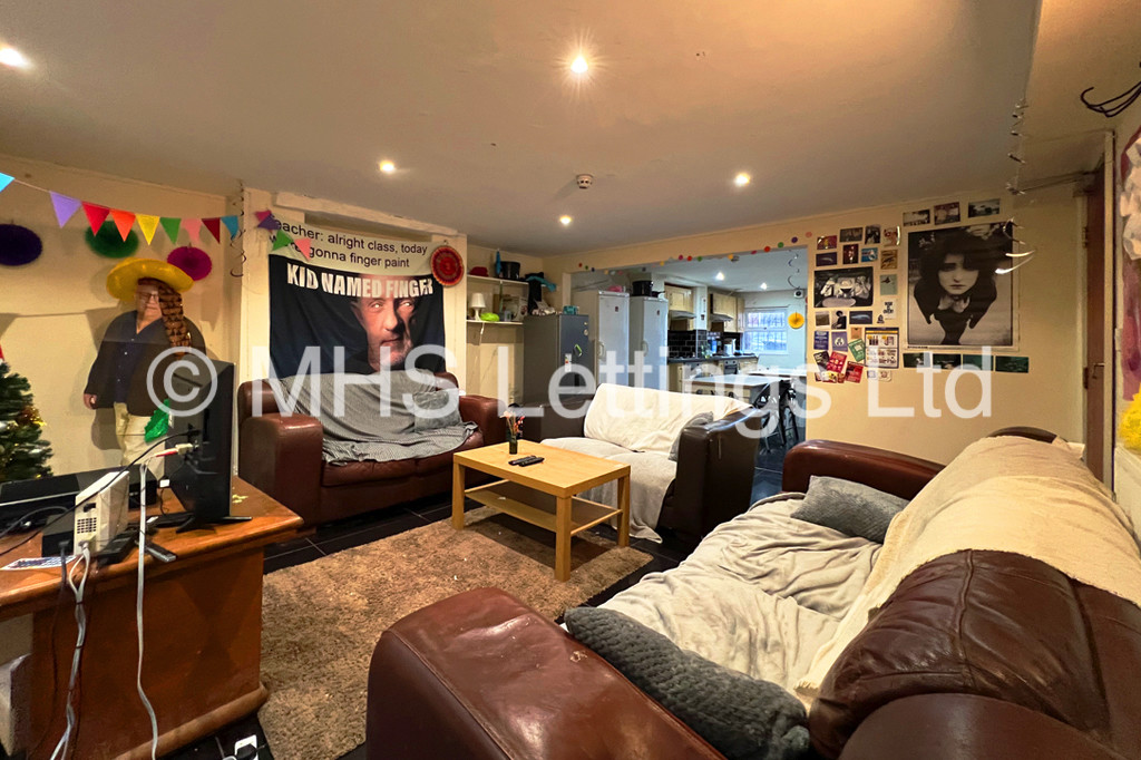 Photo of 9 Bedroom Mid Terraced House in 197 Hyde Park Road, Leeds, LS6 1AH