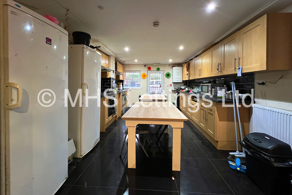 Photo of 9 Bedroom Mid Terraced House in 197 Hyde Park Road, Leeds, LS6 1AH