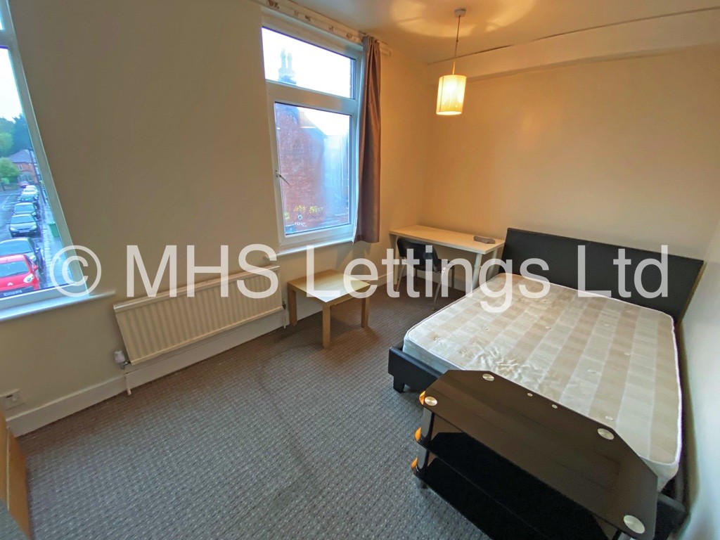 Photo of 5 Bedroom Mid Terraced House in 20 Mayville Terrace, Leeds, LS6 1NB