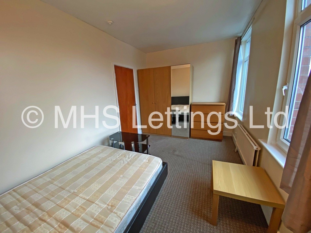 Photo of 5 Bedroom Mid Terraced House in 20 Mayville Terrace, Leeds, LS6 1NB