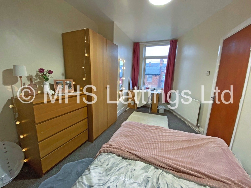 Photo of 5 Bedroom Mid Terraced House in 20 Mayville Terrace, Leeds, LS6 1NB