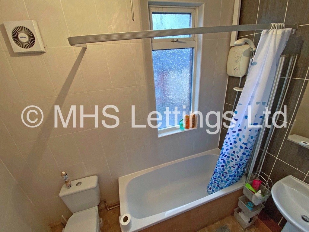 Photo of 5 Bedroom Mid Terraced House in 20 Mayville Terrace, Leeds, LS6 1NB