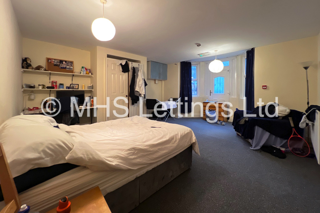 Photo of 7 Bedroom Mid Terraced House in 249 Hyde Park Road, Leeds, LS6 1AG