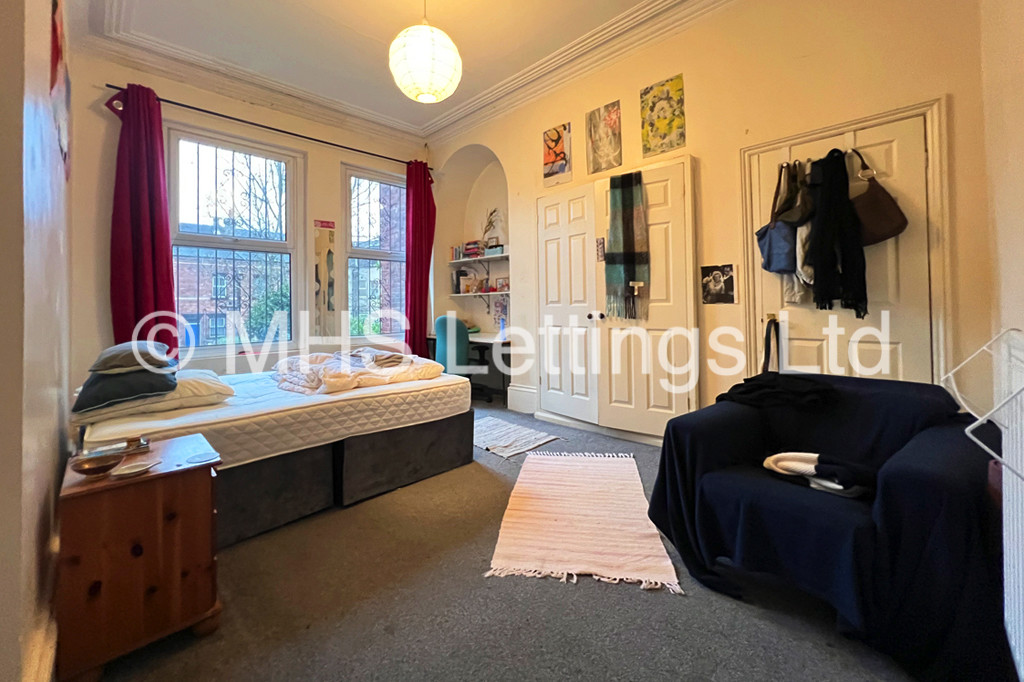 Photo of 7 Bedroom Mid Terraced House in 249 Hyde Park Road, Leeds, LS6 1AG