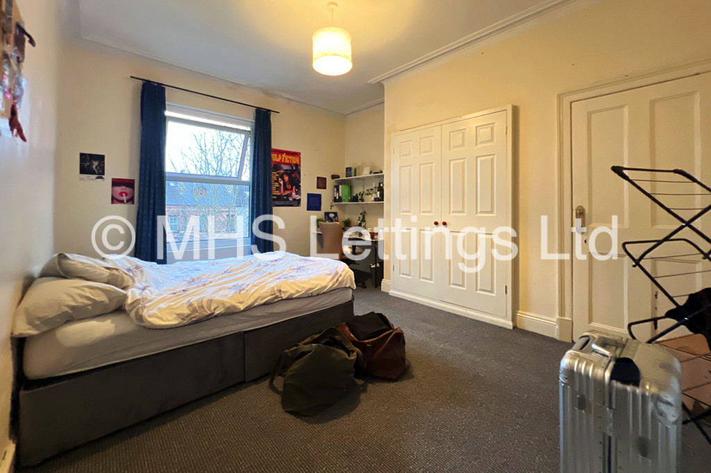 Photo of 7 Bedroom Mid Terraced House in 249 Hyde Park Road, Leeds, LS6 1AG