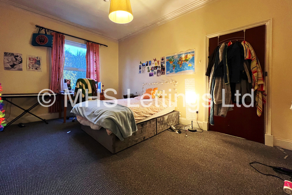 Photo of 7 Bedroom Mid Terraced House in 249 Hyde Park Road, Leeds, LS6 1AG