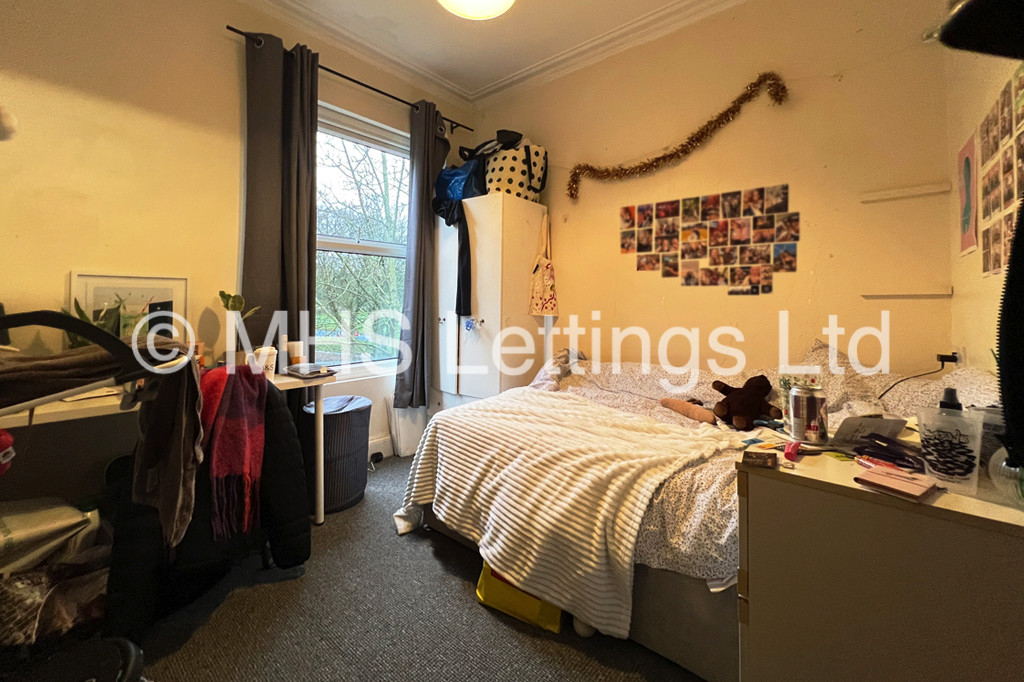 Photo of 7 Bedroom Mid Terraced House in 249 Hyde Park Road, Leeds, LS6 1AG