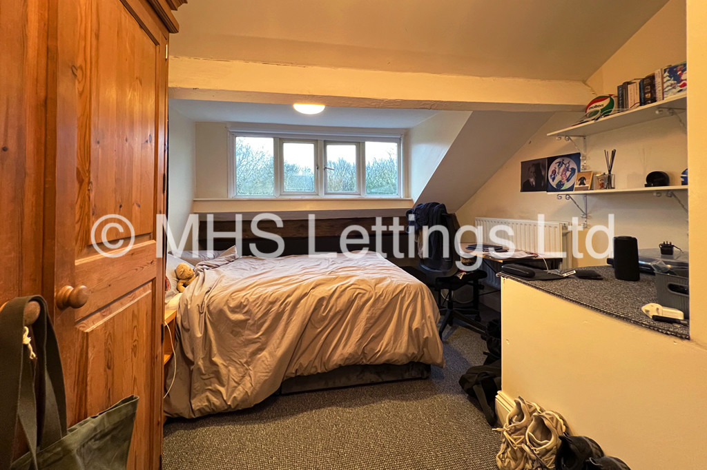 Photo of 7 Bedroom Mid Terraced House in 249 Hyde Park Road, Leeds, LS6 1AG