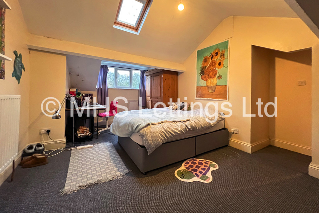 Photo of 7 Bedroom Mid Terraced House in 249 Hyde Park Road, Leeds, LS6 1AG