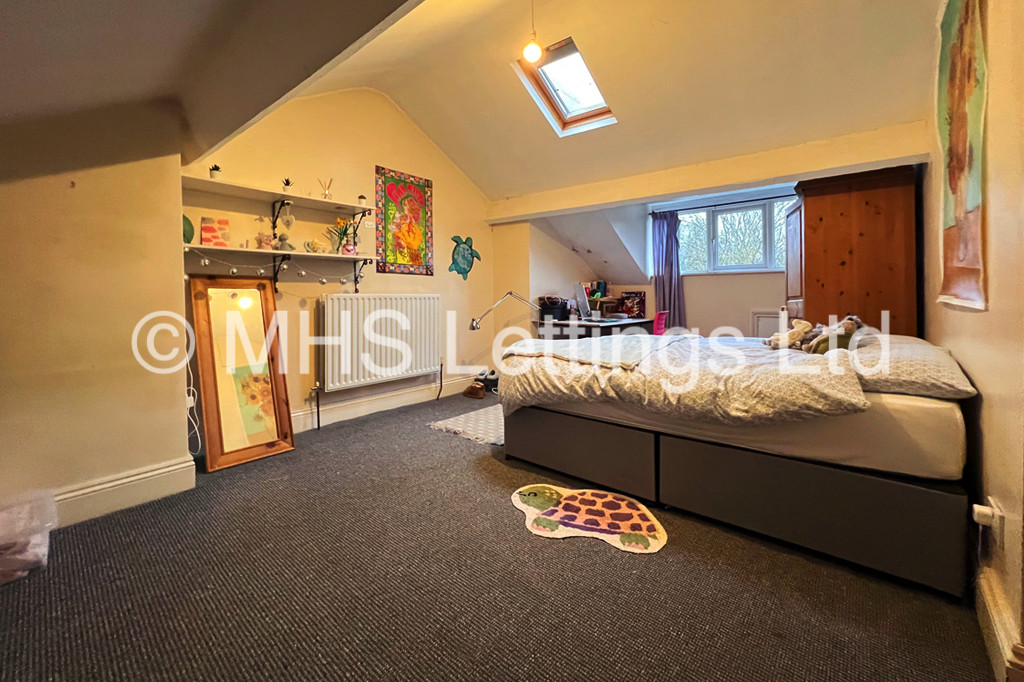 Photo of 7 Bedroom Mid Terraced House in 249 Hyde Park Road, Leeds, LS6 1AG