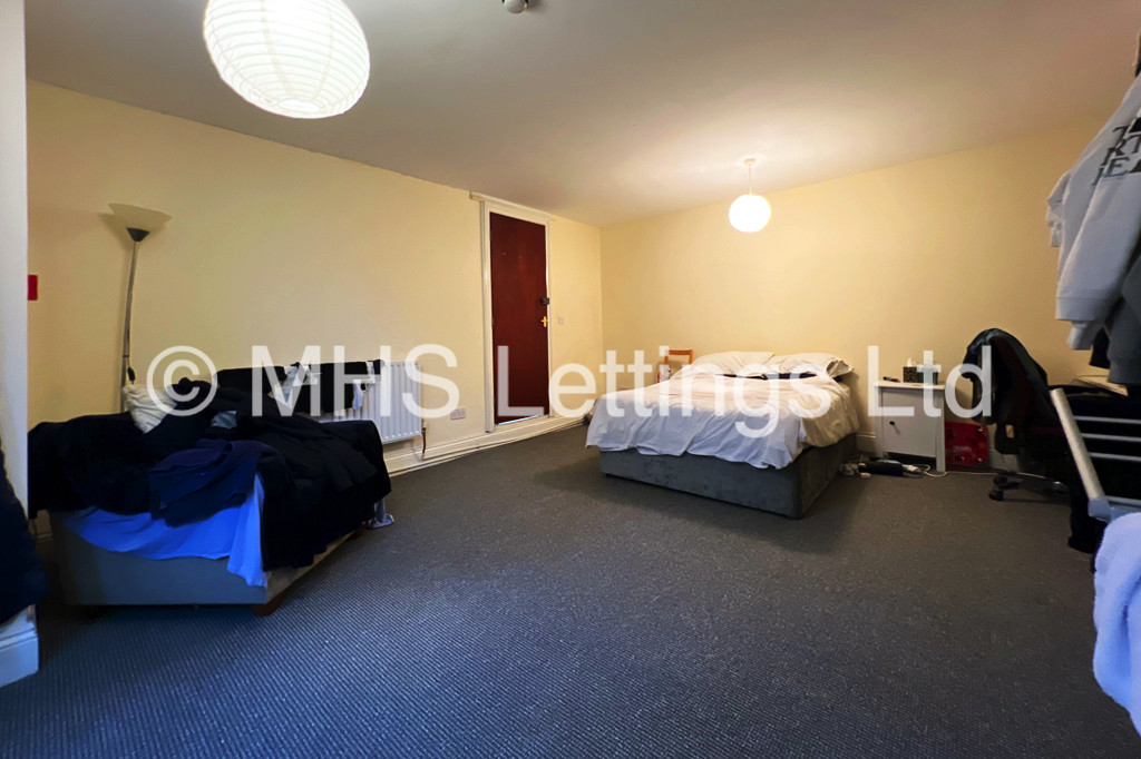 Photo of 7 Bedroom Mid Terraced House in 249 Hyde Park Road, Leeds, LS6 1AG