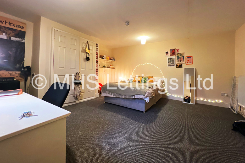 Photo of 7 Bedroom Mid Terraced House in 249 Hyde Park Road, Leeds, LS6 1AG