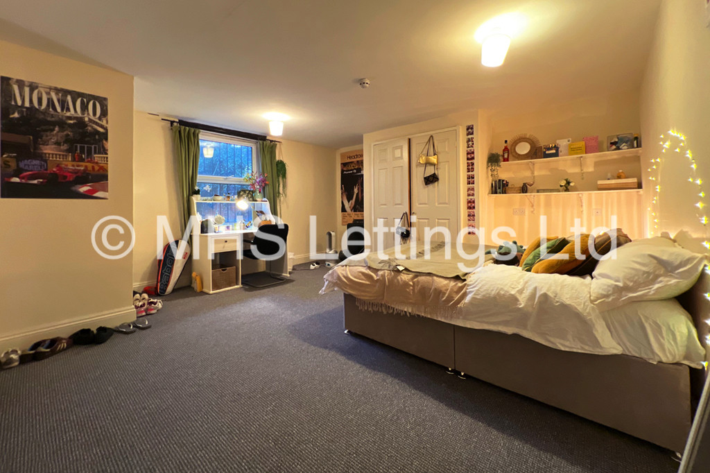 Photo of 7 Bedroom Mid Terraced House in 249 Hyde Park Road, Leeds, LS6 1AG