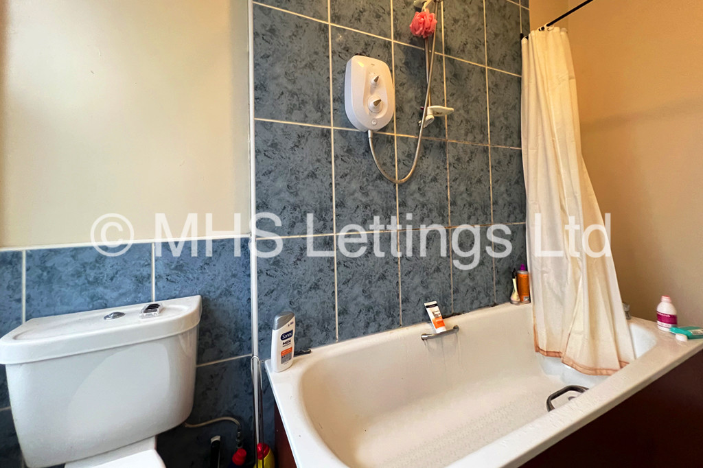 Photo of 7 Bedroom Mid Terraced House in 249 Hyde Park Road, Leeds, LS6 1AG