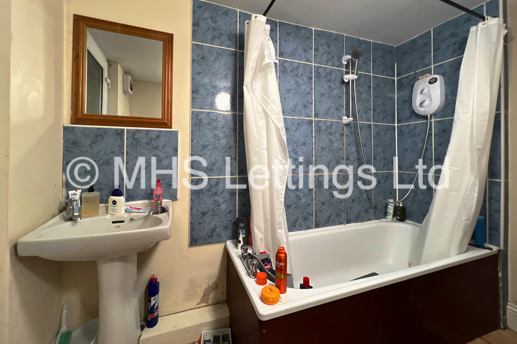 Photo of 7 Bedroom Mid Terraced House in 249 Hyde Park Road, Leeds, LS6 1AG