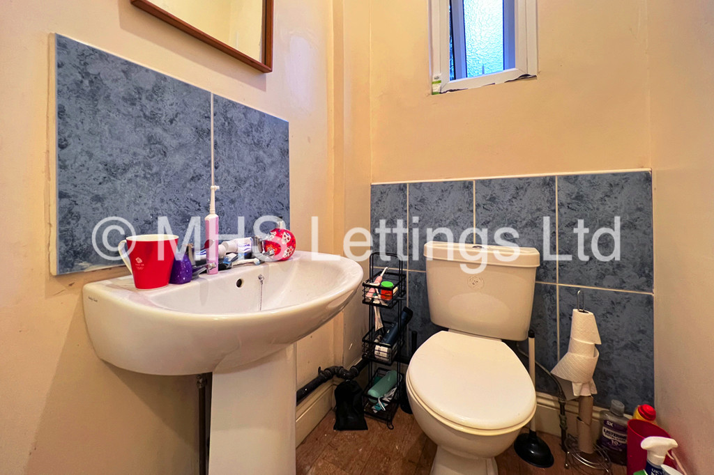 Photo of 7 Bedroom Mid Terraced House in 249 Hyde Park Road, Leeds, LS6 1AG
