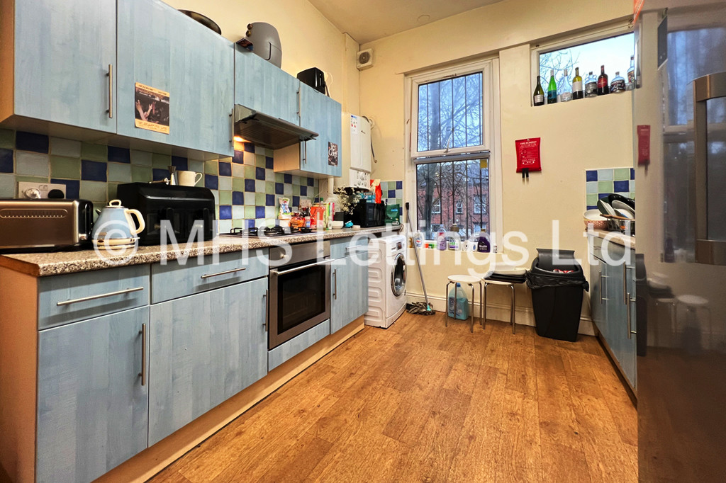 Photo of 7 Bedroom Mid Terraced House in 249 Hyde Park Road, Leeds, LS6 1AG
