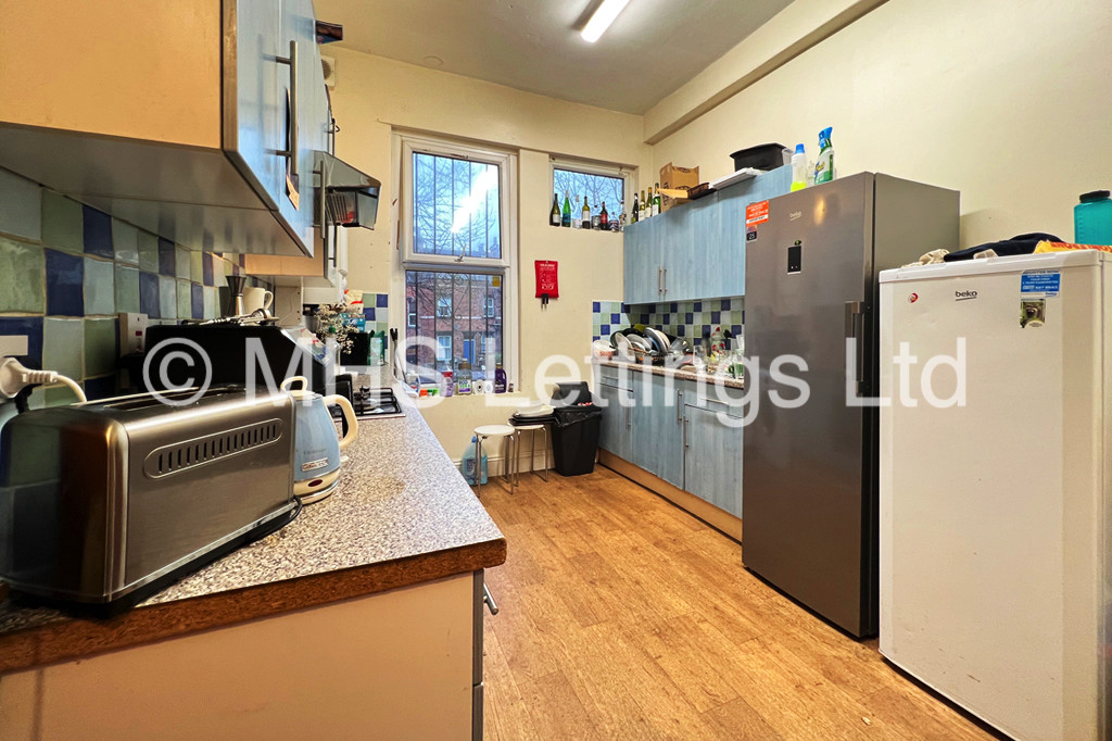 Photo of 7 Bedroom Mid Terraced House in 249 Hyde Park Road, Leeds, LS6 1AG