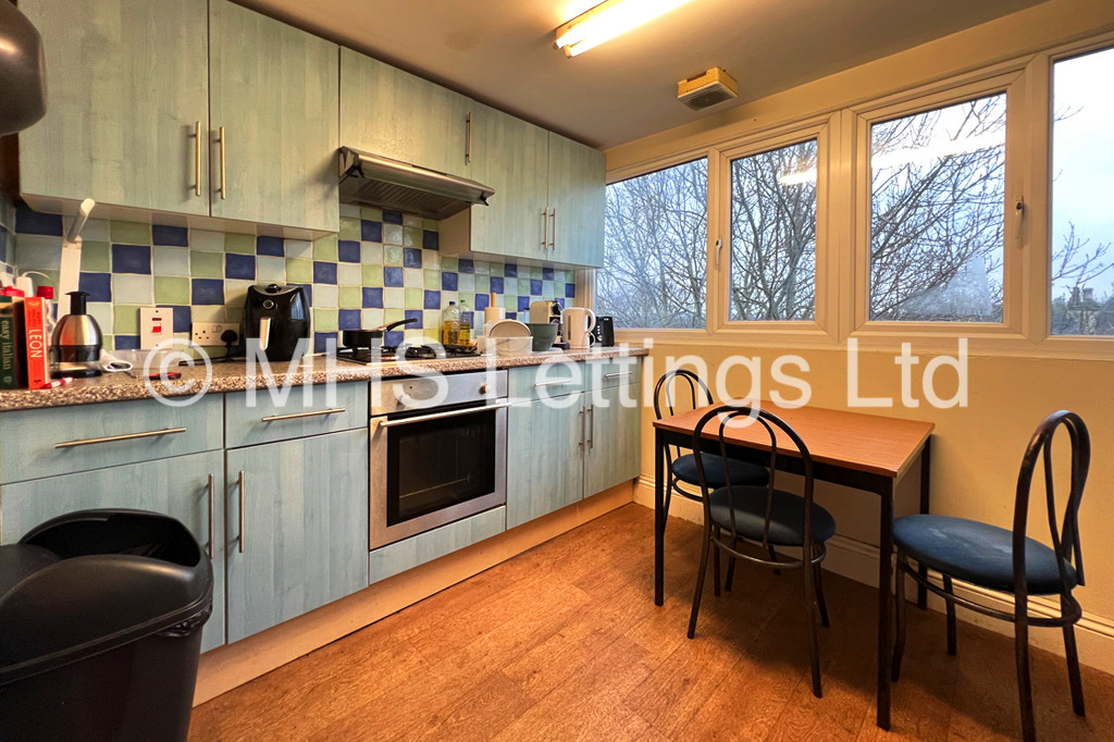Photo of 7 Bedroom Mid Terraced House in 249 Hyde Park Road, Leeds, LS6 1AG