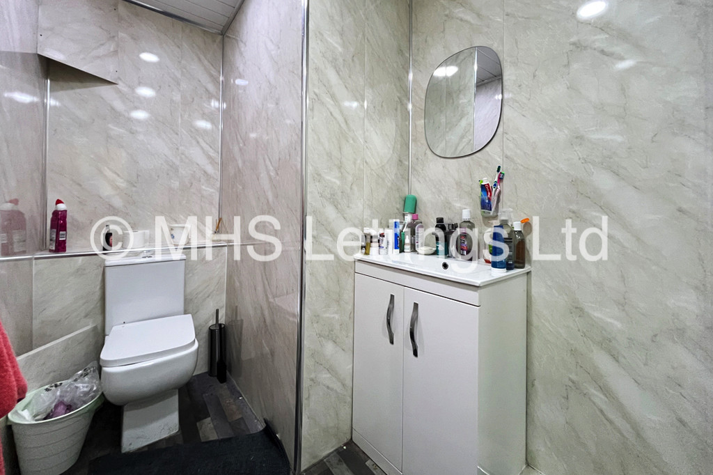 Photo of 2 Bedroom Ground Floor Flat in Flat 2, 2 St John's Terrace, Leeds, LS3 1DY