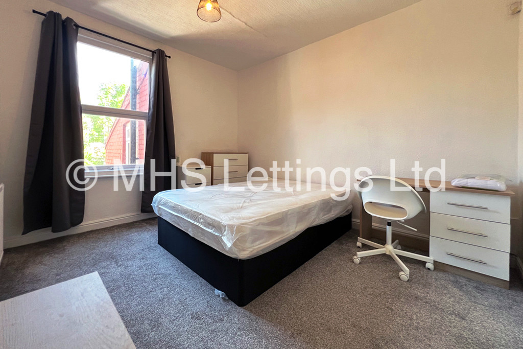 Photo of 5 Bedroom Mid Terraced House in 181 Cardigan Road, Leeds, LS6 1QL