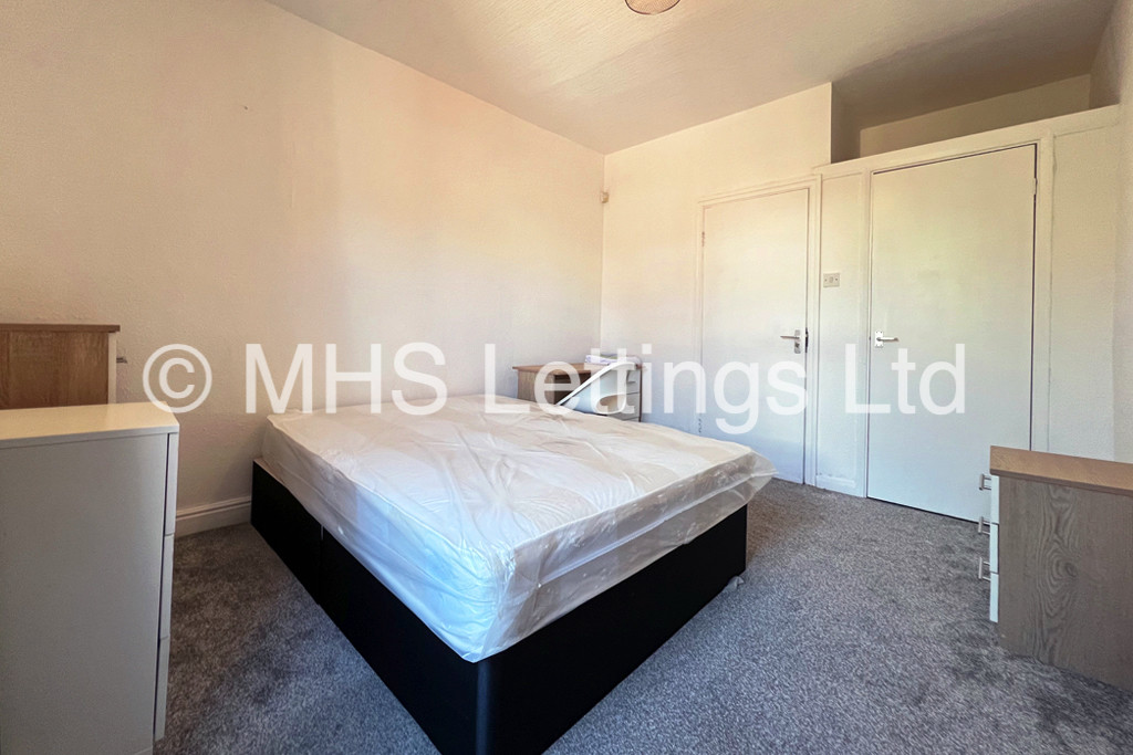 Photo of 5 Bedroom Mid Terraced House in 181 Cardigan Road, Leeds, LS6 1QL