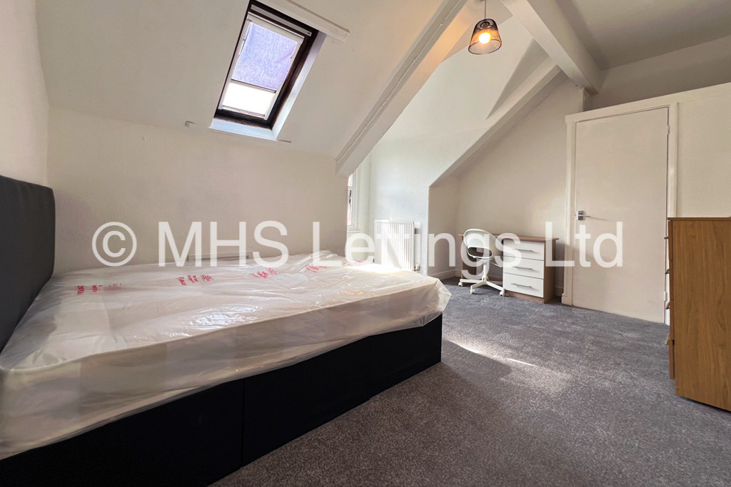 Photo of 5 Bedroom Mid Terraced House in 181 Cardigan Road, Leeds, LS6 1QL