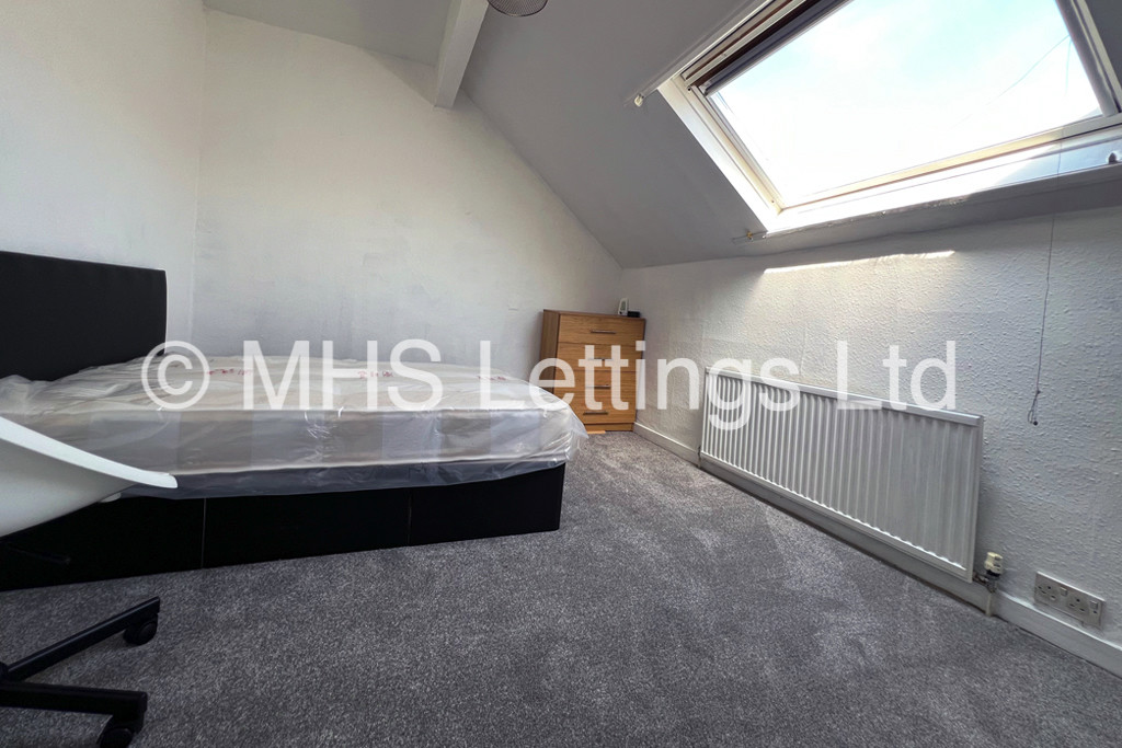 Photo of 5 Bedroom Mid Terraced House in 181 Cardigan Road, Leeds, LS6 1QL