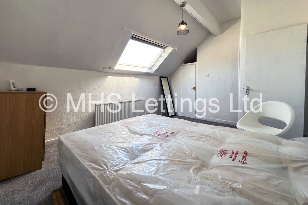 Photo of 5 Bedroom Mid Terraced House in 181 Cardigan Road, Leeds, LS6 1QL