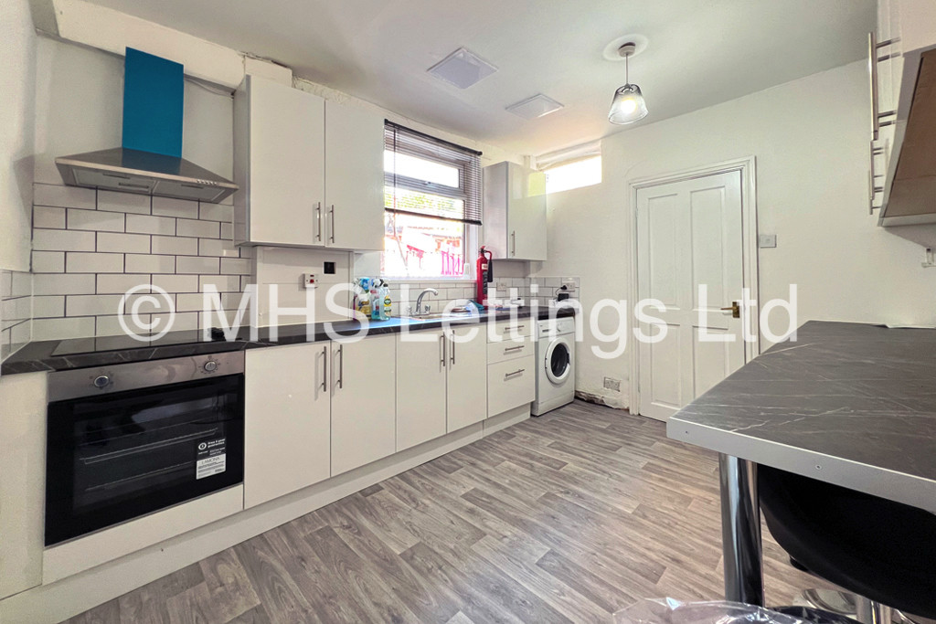 Photo of 5 Bedroom Mid Terraced House in 181 Cardigan Road, Leeds, LS6 1QL