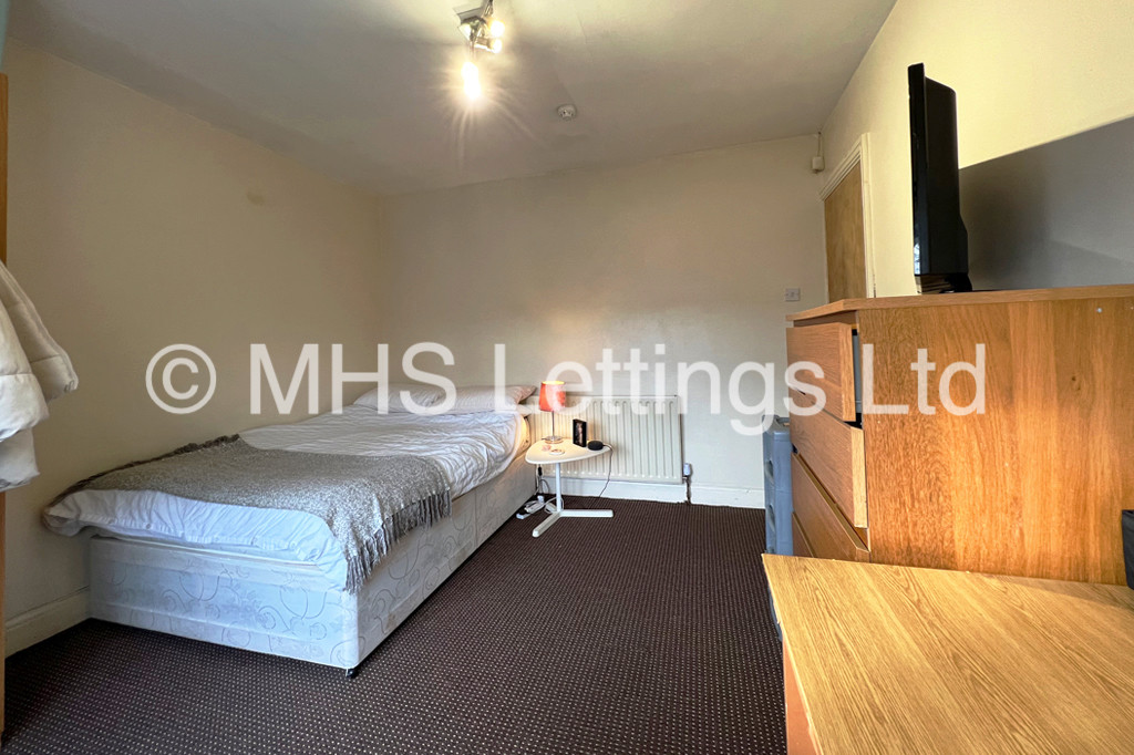 Photo of 3 Bedroom Mid Terraced House in 34 Mayville Avenue, Leeds, LS6 1NQ