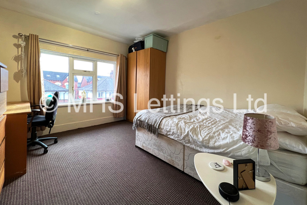 Photo of 3 Bedroom Mid Terraced House in 34 Mayville Avenue, Leeds, LS6 1NQ